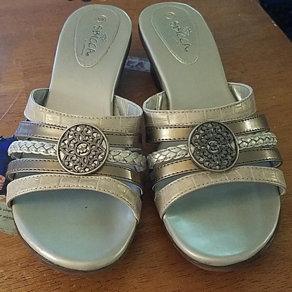 Sbicca 8.5W Strap Silde Metallic 1.5" Heel - Picture 1 of 6